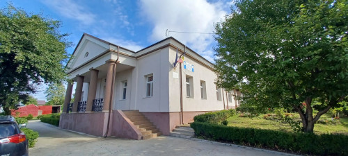 Unitatea de Asistenţă Medico-Socială Mihăileni, este o instițutie cu personalitate juridică, aflata în subordinea Consiliului Judetean Botosani, care are rolul de a asigura la nivel judetean aplicarea politicilor si a strategiilor de asistentă medico-socială, prin acordarea de servicii de îngrijire, servicii medicale si servicii sociale persoanelor vârsnice cu diferite afectiuni cronice. Serviciile de asistență medicală și de îngrijire, asigurate de Unitatea de Asistență Medico-Socială Mihăileni, sunt conforme cu Instrucțiunile nr.507/2003 de aplicare a Normelor privind organizarea, funcționarea și finanțarea unităților de asistență medico-sociale, aprobate prin Hotărârea Guvernului nr.412/2003 și cu Hotărârea Guvernului nr.867/2015 pentru aprobarea Nomenclatorului serviciilor sociale, precum şi a regulamentelor-cadru de organizare şi funcţionare a serviciilor sociale. Unitatea a fost infiintata si are personalitate juridica incepand cu 01.10.2003 , luand fiinta prin reorganizarea sectiei exterioare Mihaileni din structura Spitalului Dorohoi . Unitatea este acreditata sa functioneze la aceasta data cu un numar de 24 paturi. Cladirea in care isi dsfasoara activitatea Unitatea de Asistenţă Medico-Socială Mihăileni are o suprafață construita de 604,99 m2 și suprafa uitla de 441,56 m2, dispunanad de următoarele facilități: Corp 1- FORMAT DIN - 6 saloane , 3 holuri, 2 camere, sala de tratamente , cabinet medical, bucatarie sala de mese, magazie de alimente, spalatorie , magazie, 4 grupuri sanitare , camera centrala termica , vestiar si sala de consiliere asistati. Unitatea a fost renovata complet în cadrul Proiectului: “Amenajarea și Reabilitarea Unității de Asistență Medico-Socială Mihăileni” finanțat în cadrul POR 2007-2013 cod SMIS 4610. UNITATEA MAI DISPUNE DE : SEDIU ADMINISTRATIV Corp B Ce are o suprafață construită de 267,25 m2 și suprafaţă utilă de 224,63 m2, format din: Sala de şedinte , 3 birouri, 3 grupuri sanitatre, camera centralei, hol, spălătorie si uscător, ce a fost construit/utilat in perioada 2021- 2023 Anexe gospodăreşti Capela – construită in anul 2018 cu suprafaţă de 9 m2 Beci – construit in anul 1976, cu suprafaţă de 61 m2 Grajd pentru animale , construit in anul 1976 cu suprafaţă de 70 m2 Apă curentă este asigurată din fântâna proprie si din puţul forat din cadrul unităţii