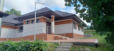 Unitatea de Asistenţă Medico-Socială Mihăileni, este o instițutie cu personalitate juridică, aflata în subordinea Consiliului Judetean Botosani, care are rolul de a asigura la nivel judetean aplicarea politicilor si a strategiilor de asistentă medico-socială, prin acordarea de servicii de îngrijire, servicii medicale si servicii sociale persoanelor vârsnice cu diferite afectiuni cronice. Serviciile de asistență medicală și de îngrijire, asigurate de Unitatea de Asistență Medico-Socială Mihăileni, sunt conforme cu Instrucțiunile nr.507/2003 de aplicare a Normelor privind organizarea, funcționarea și finanțarea unităților de asistență medico-sociale, aprobate prin Hotărârea Guvernului nr.412/2003 și cu Hotărârea Guvernului nr.867/2015 pentru aprobarea Nomenclatorului serviciilor sociale, precum şi a regulamentelor-cadru de organizare şi funcţionare a serviciilor sociale. Unitatea a fost infiintata si are personalitate juridica incepand cu 01.10.2003 , luand fiinta prin reorganizarea sectiei exterioare Mihaileni din structura Spitalului Dorohoi . Unitatea este acreditata sa functioneze la aceasta data cu un numar de 24 paturi. Cladirea in care isi dsfasoara activitatea Unitatea de Asistenţă Medico-Socială Mihăileni are o suprafață construita de 604,99 m2 și suprafa uitla de 441,56 m2, dispunanad de următoarele facilități: Corp 1- FORMAT DIN - 6 saloane , 3 holuri, 2 camere, sala de tratamente , cabinet medical, bucatarie sala de mese, magazie de alimente, spalatorie , magazie, 4 grupuri sanitare , camera centrala termica , vestiar si sala de consiliere asistati. Unitatea a fost renovata complet în cadrul Proiectului: “Amenajarea și Reabilitarea Unității de Asistență Medico-Socială Mihăileni” finanțat în cadrul POR 2007-2013 cod SMIS 4610. UNITATEA MAI DISPUNE DE : SEDIU ADMINISTRATIV Corp B Ce are o suprafață construită de 267,25 m2 și suprafaţă utilă de 224,63 m2, format din: Sala de şedinte , 3 birouri, 3 grupuri sanitatre, camera centralei, hol, spălătorie si uscător, ce a fost construit/utilat in perioada 2021- 2023 Anexe gospodăreşti Capela – construită in anul 2018 cu suprafaţă de 9 m2 Beci – construit in anul 1976, cu suprafaţă de 61 m2 Grajd pentru animale , construit in anul 1976 cu suprafaţă de 70 m2 Apă curentă este asigurată din fântâna proprie si din puţul forat din cadrul unităţii